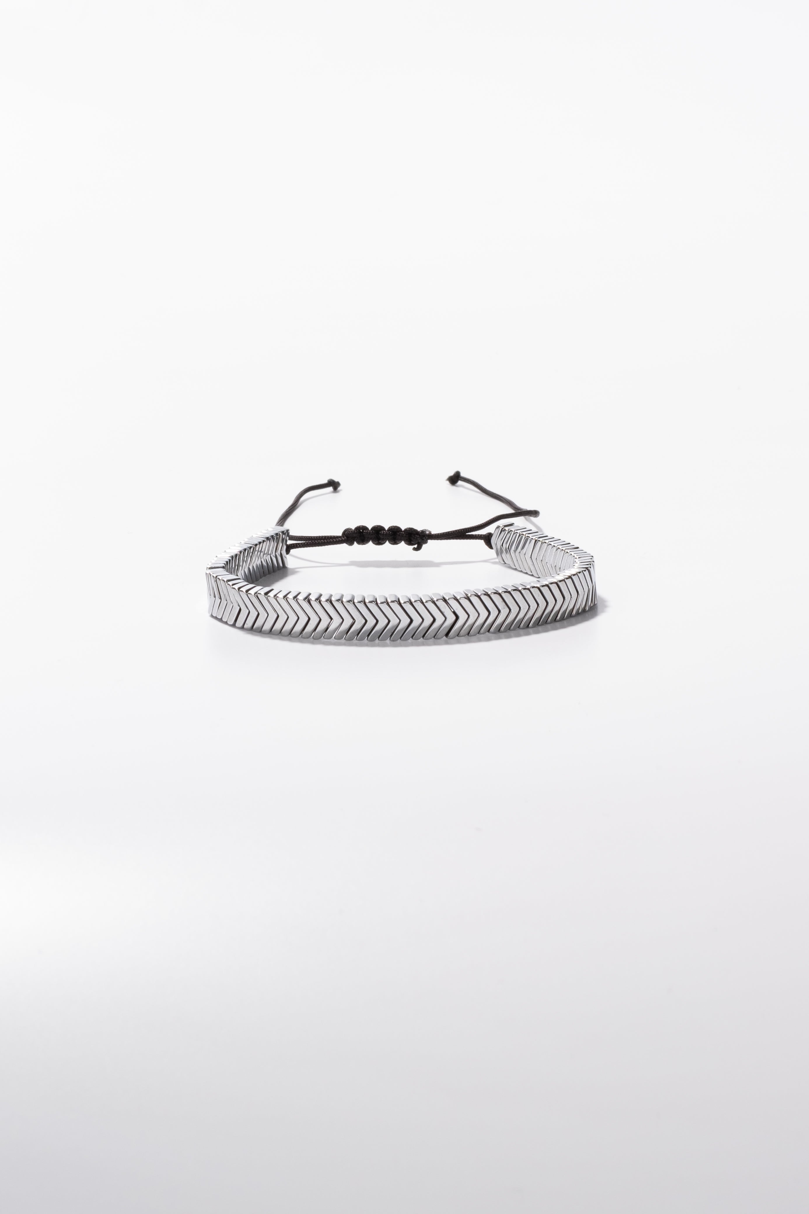 Gümüş renkli, ok desenli metal bileklik, siyah ip ile ayarlanabilir