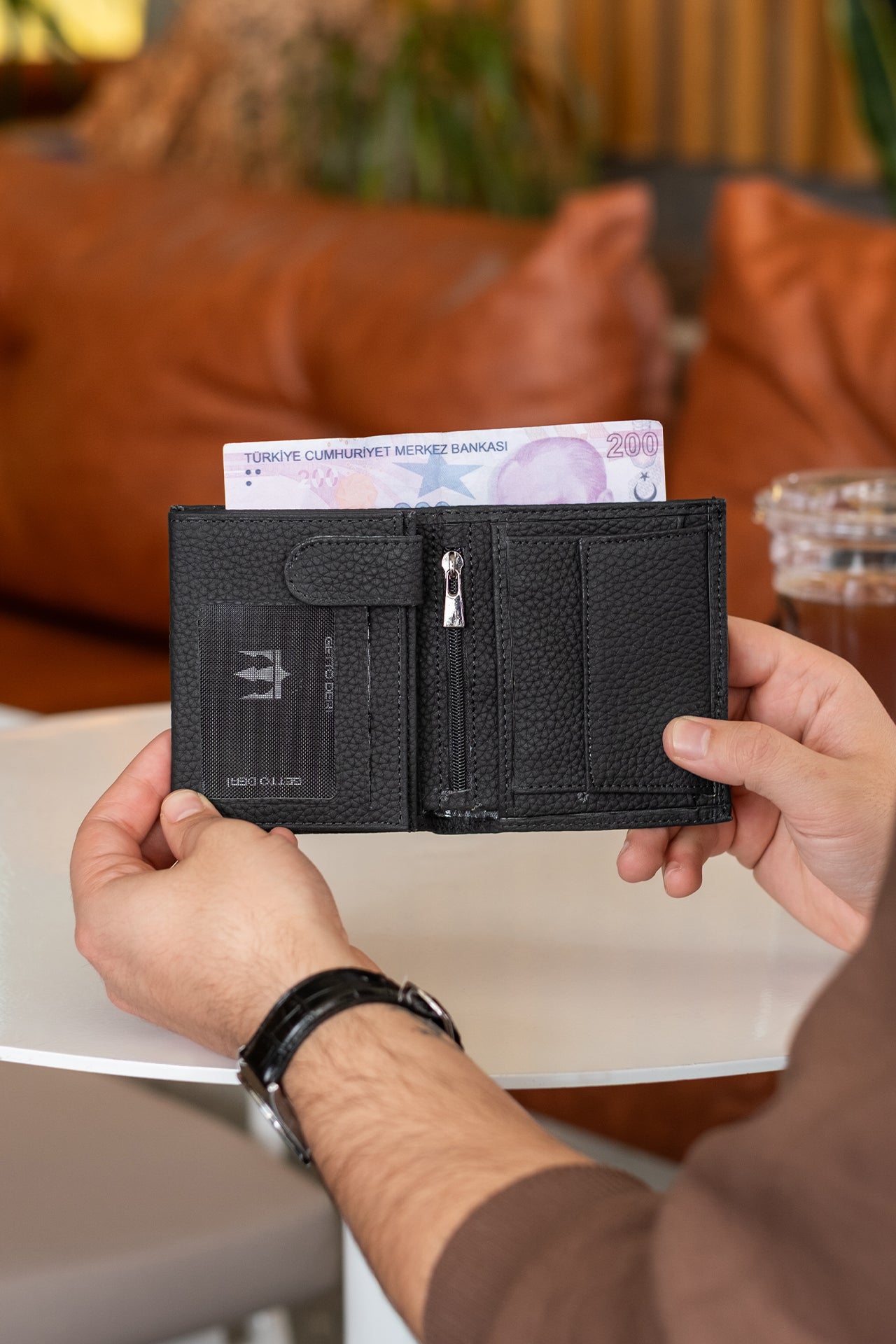 Siyah deri cüzdan, fermuarlı bölme ve kartlık detaylı