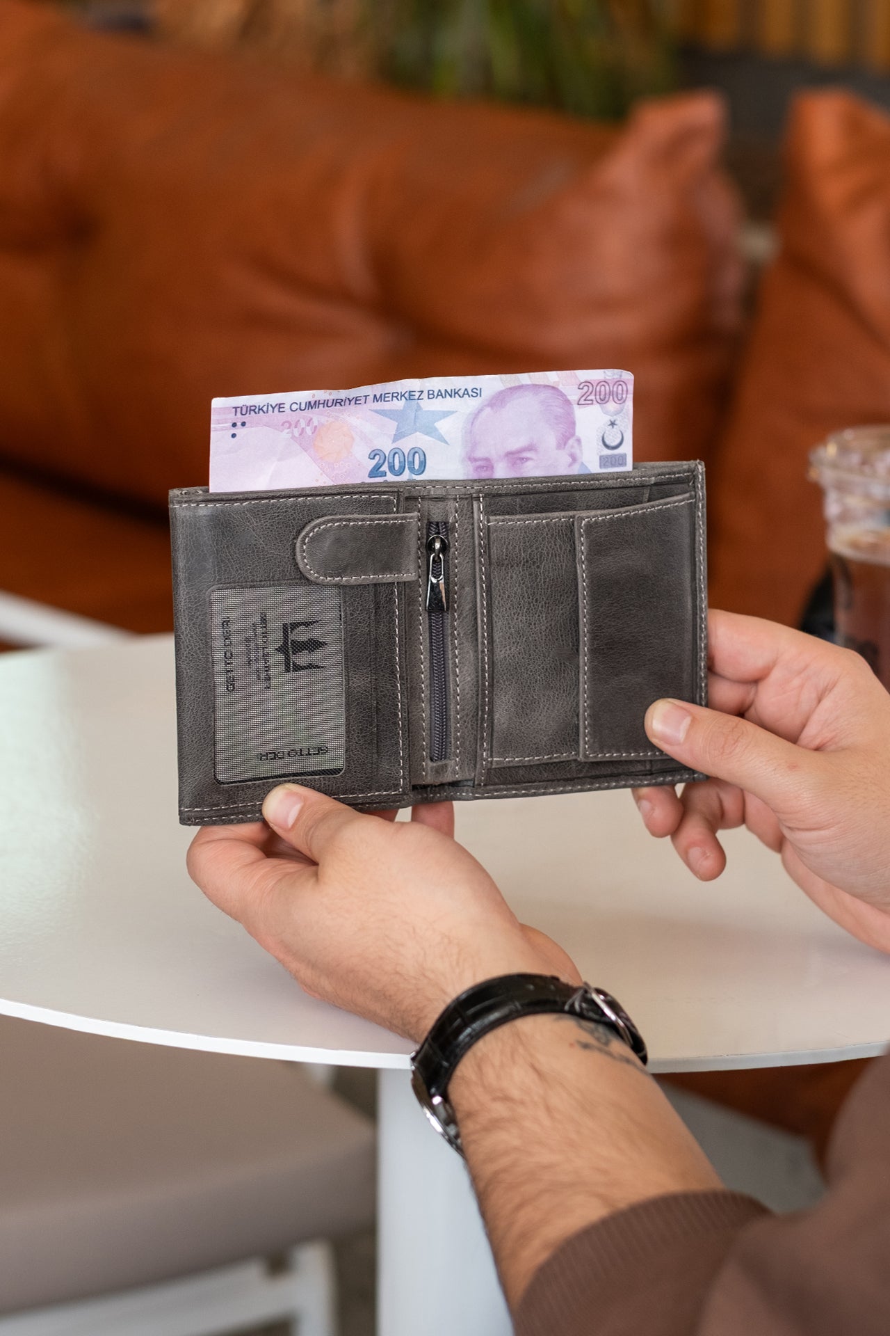 Gri deri cüzdan, kartlık ve fermuarlı bölümlü, 200 TL içeren