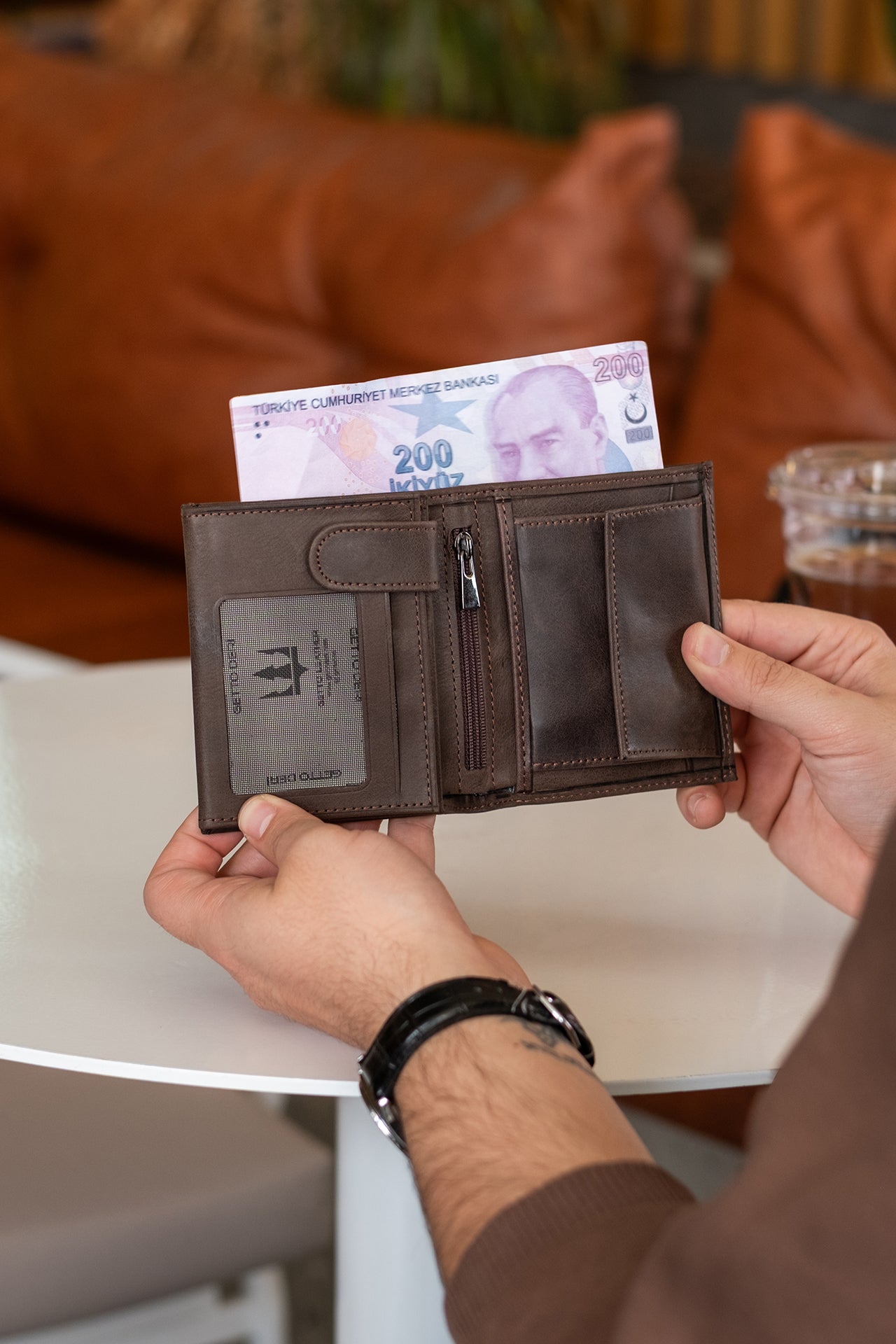 Kahverengi deri cüzdan, kartlık ve fermuarlı bölme ile 200 TL içeren erkek cüzdanı