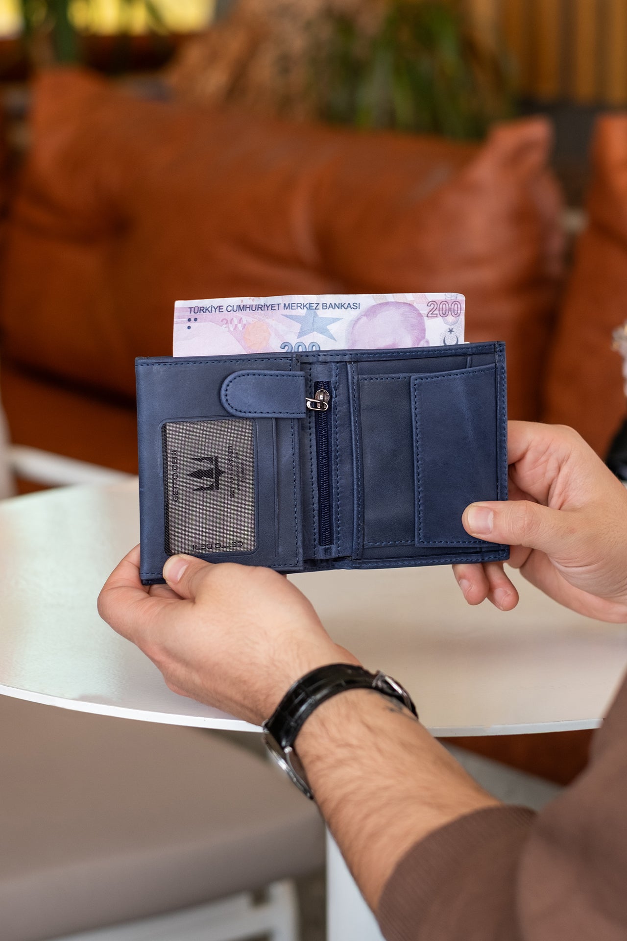 Mavi deri cüzdan, kartlık ve fermuarlı bölme ile 200 TL içeren