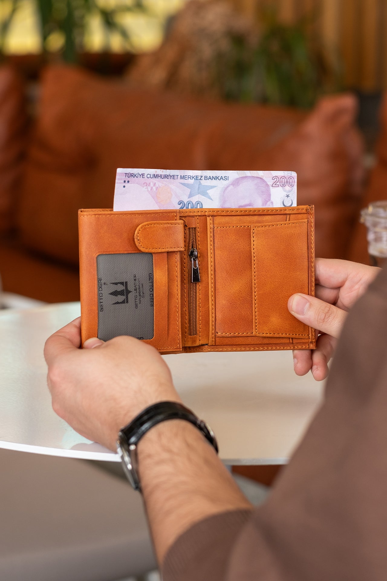 Kahverengi deri cüzdan, kartlık ve fermuarlı bölümlü, para ve kart tutma fonksiyonu