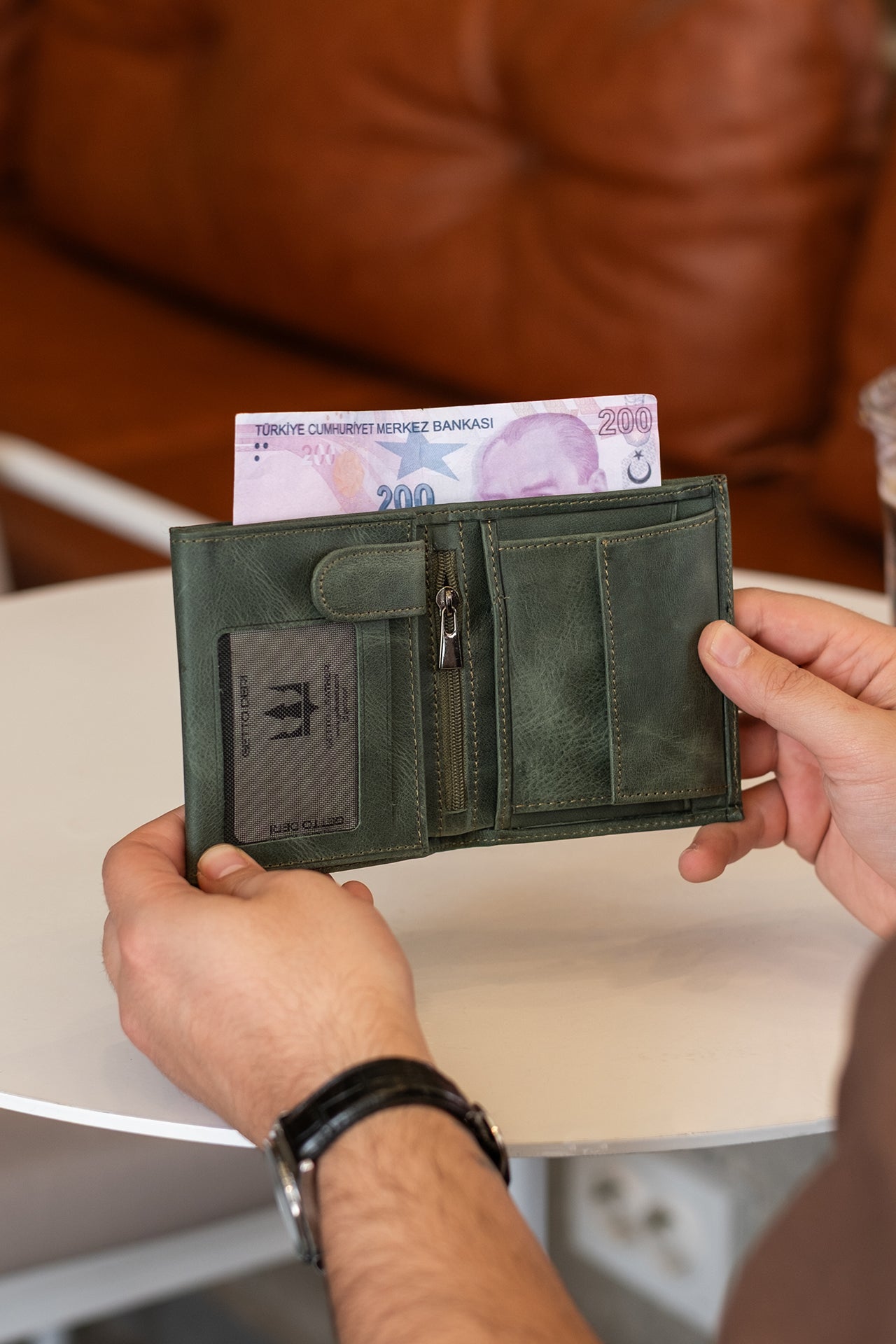 Yeşil deri cüzdan, fermuarlı bölme ve kartlık detaylı