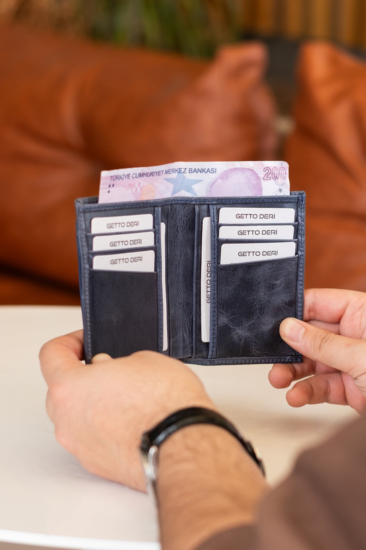 Koyu mavi deri cüzdan, kartlık ve para bölmesiyle