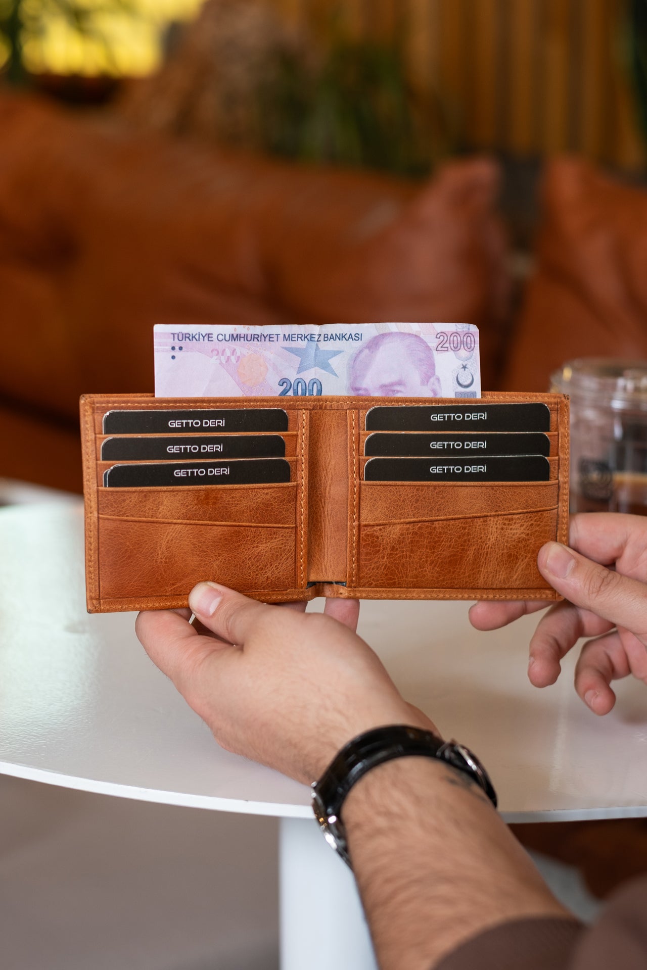 Kahverengi deri cüzdan, kart ve para bölümlü