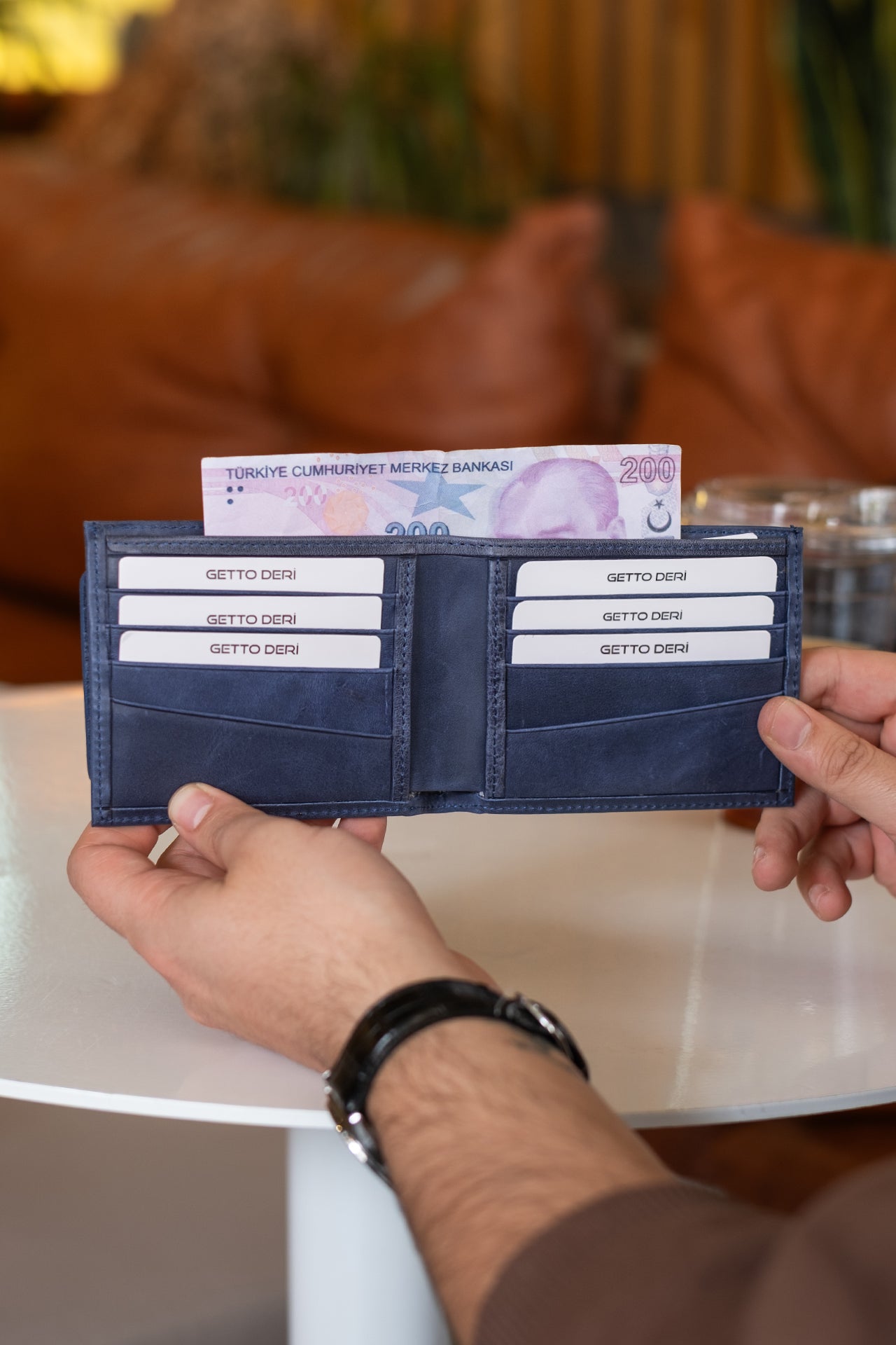 Mavi deri cüzdan, kart bölümleri ve para içeren erkek cüzdanı