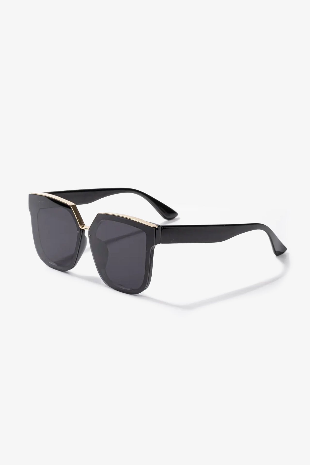 Siyah kare güneş gözlüğü, altın detaylı çerçeveli, modern stil