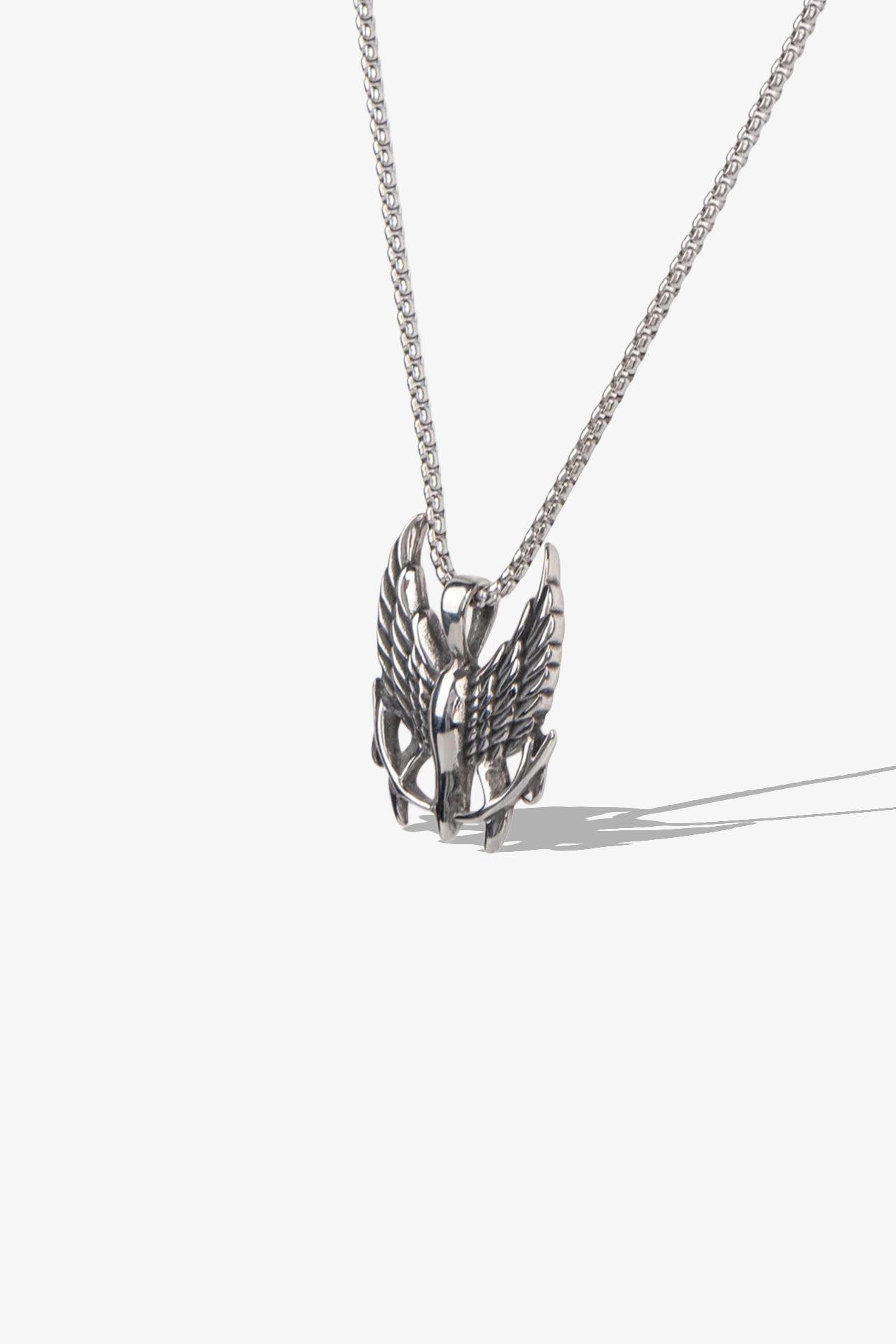 Gümüş kanatlı kuş figürlü kolye, detaylı tasarımlı metal kolye