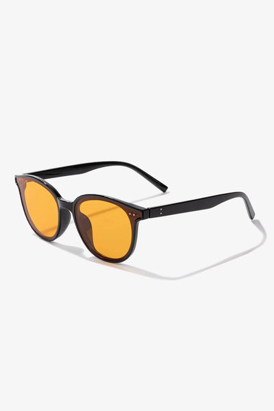 Siyah çerçeveli turuncu lensli güneş gözlüğü