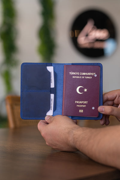 Mavi deri pasaport kılıfı, kart bölmesiyle birlikte