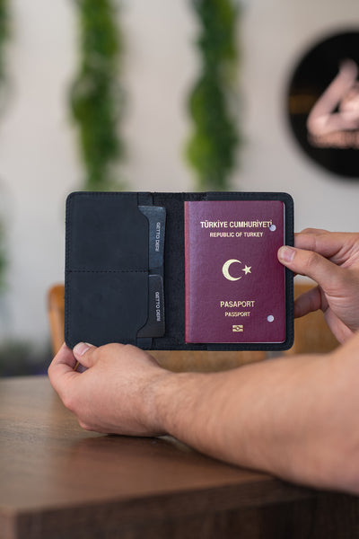 Siyah deri pasaport kılıfı, kart bölmesiyle birlikte