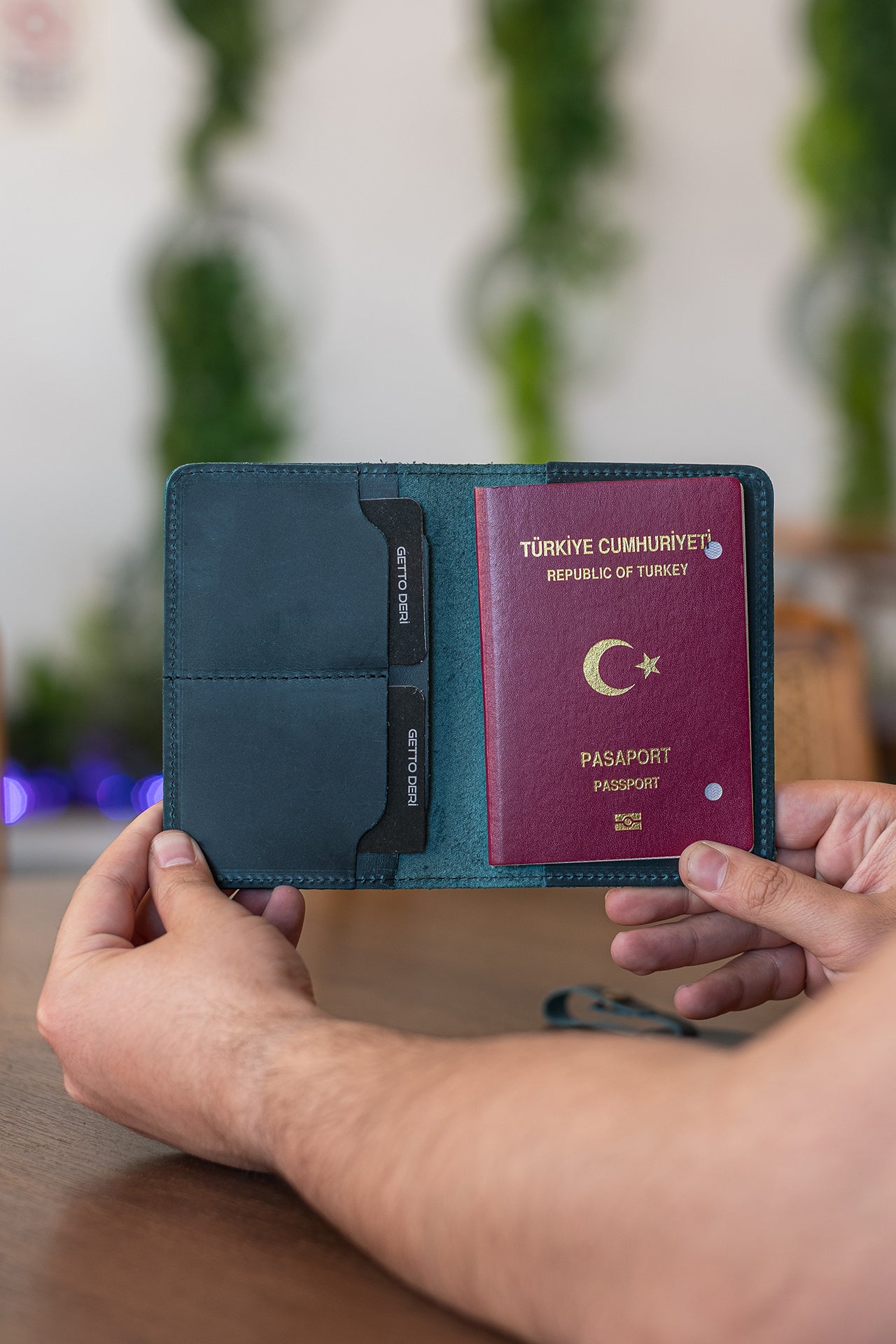 Koyu yeşil deri pasaport kılıfı, kartlık ve pasaport içeren seyahat aksesuarı
