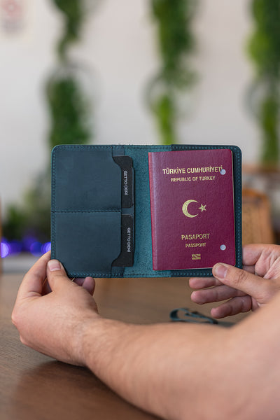 Koyu yeşil deri pasaport kılıfı, kartlık ve pasaport içeren seyahat aksesuarı