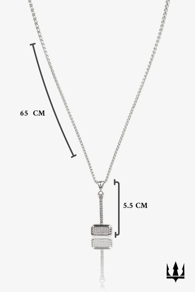 Gümüş renkli, 65 cm uzunluğunda, 5.5 cm boyundaki kolye, detaylı tasarımlı metal zincirli
