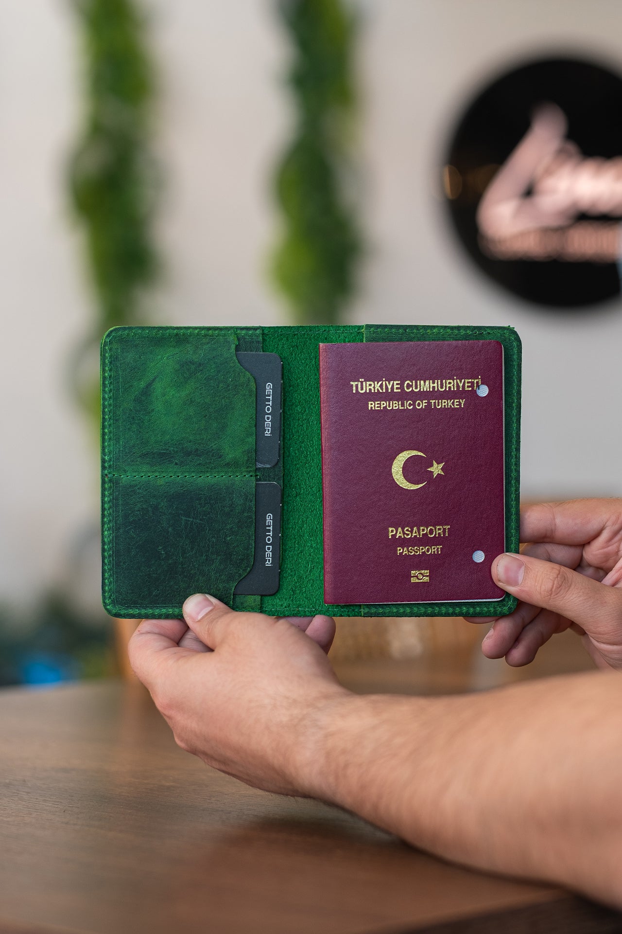 Yeşil deri pasaport kılıfı, kartlık ve pasaport içeren seyahat aksesuarı