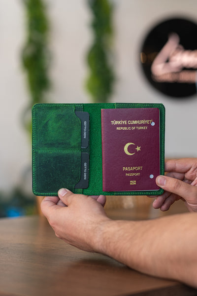 Yeşil deri pasaport kılıfı, kartlık ve pasaport içeren seyahat aksesuarı