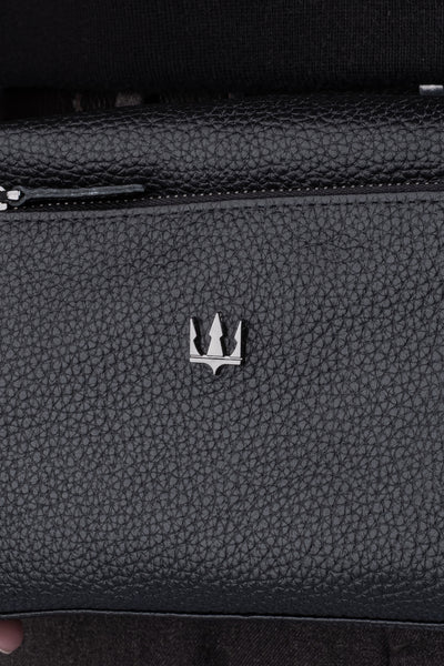 Siyah deri cüzdan, metal logo ve fermuar detayı