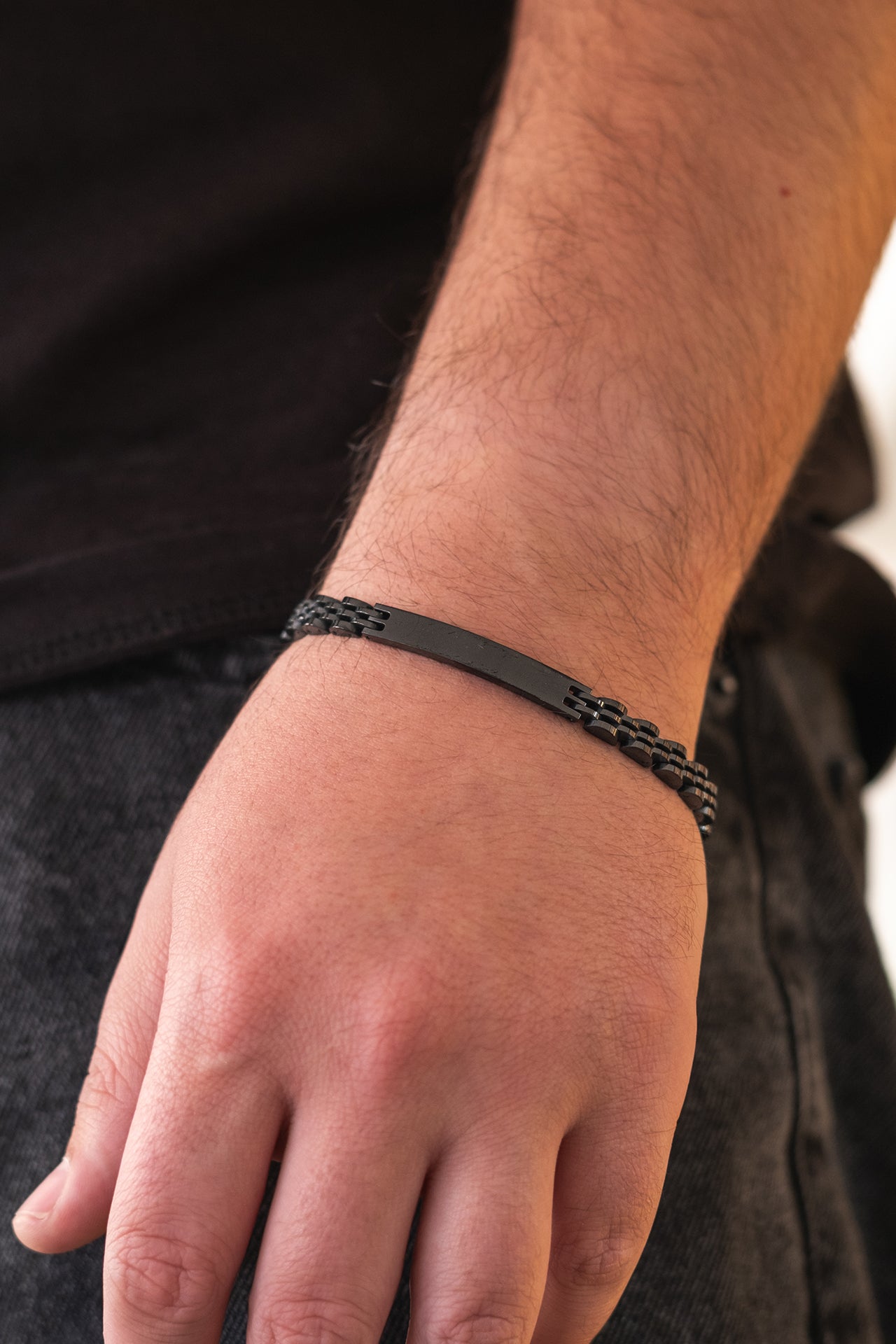 Siyah metal bileklik, erkek kolunda modern tasarım