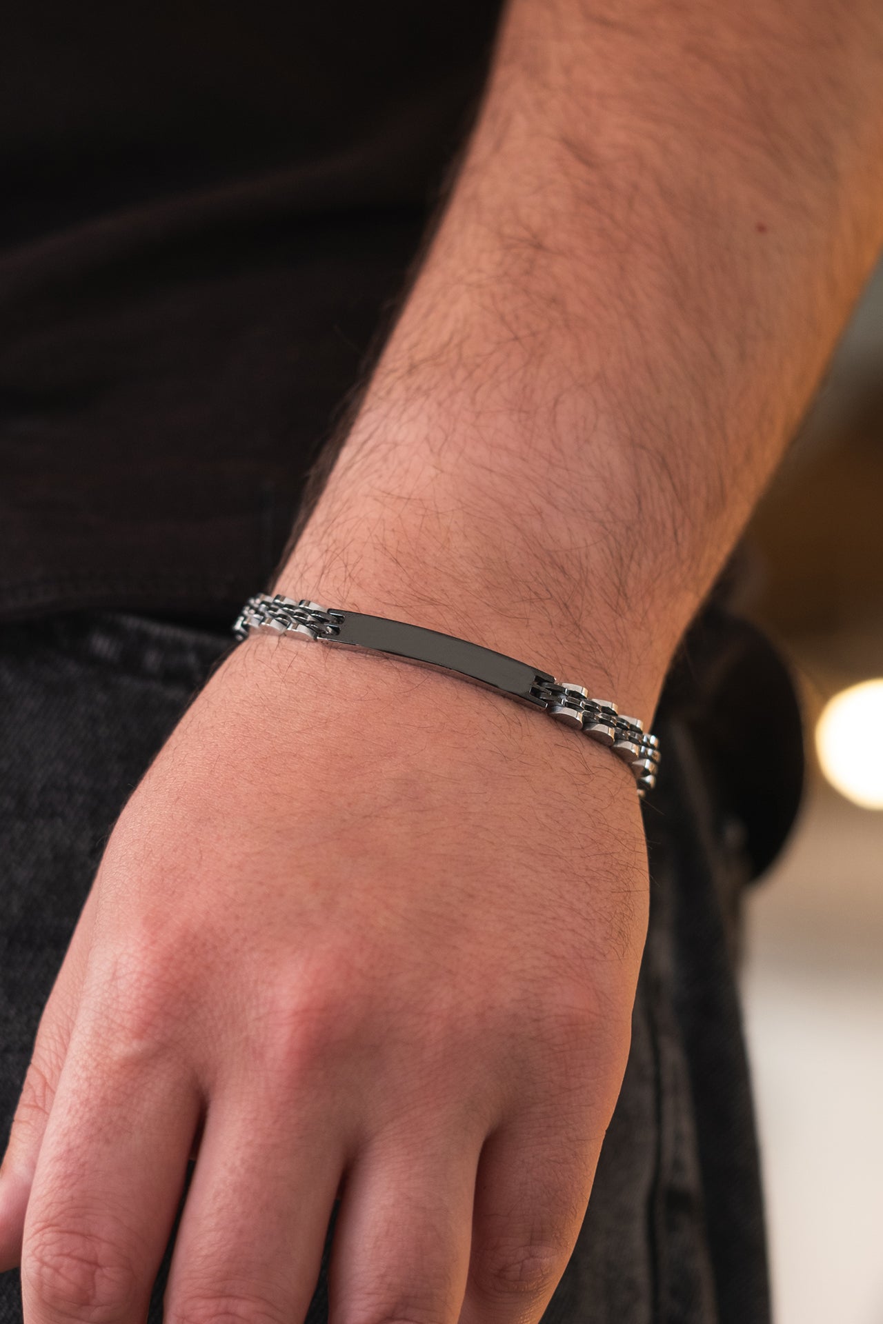 Siyah metal erkek bilekliği, zincir detaylı tasarım