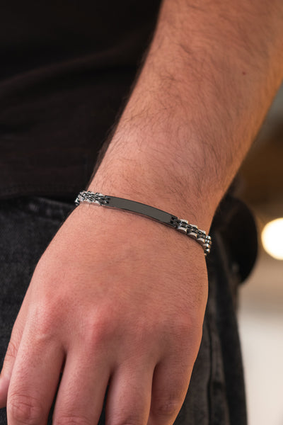 Siyah metal erkek bilekliği, zincir detaylı tasarım