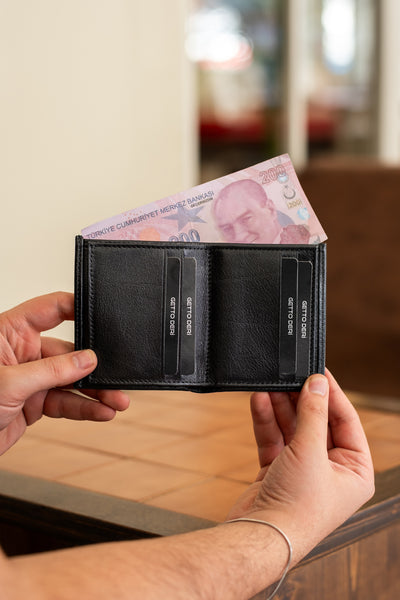 Siyah deri cüzdan, kart bölümlü ve para içeren erkek cüzdanı