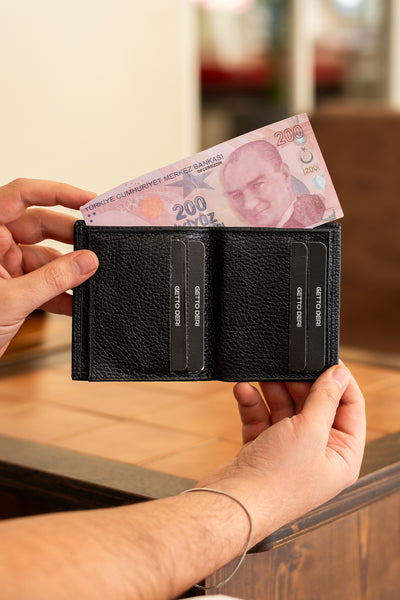 Siyah deri cüzdan, kartlık ve para bölmesiyle kullanıma hazır