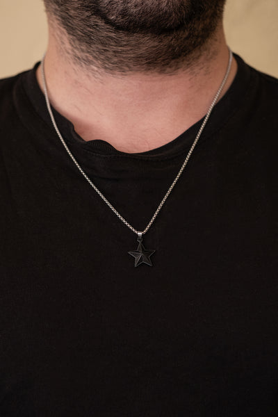 Siyah yıldız şeklinde metal kolye, erkek giyim aksesuarı