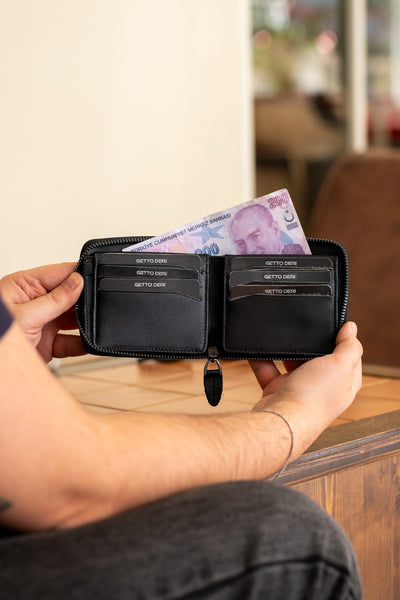 Siyah deri fermuarlı cüzdan, kart ve para bölümlü