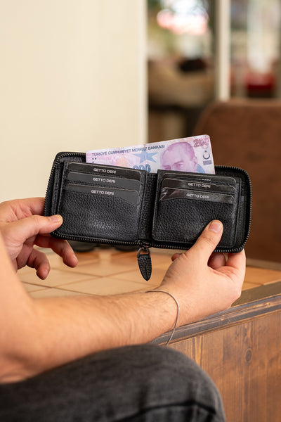 Siyah deri cüzdan, kartlık ve para bölmesiyle praktik kullanım