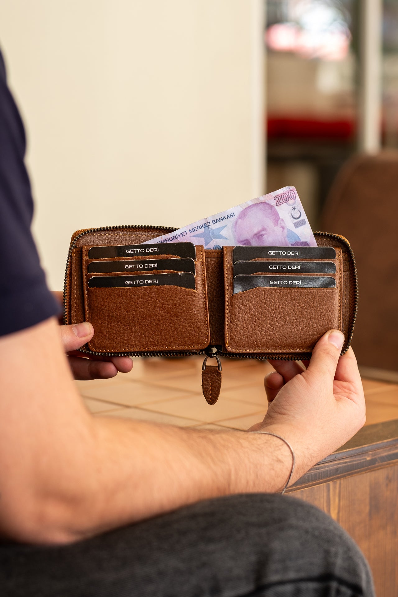 Kahverengi deri fermuarlı cüzdan, kart ve para bölümlü