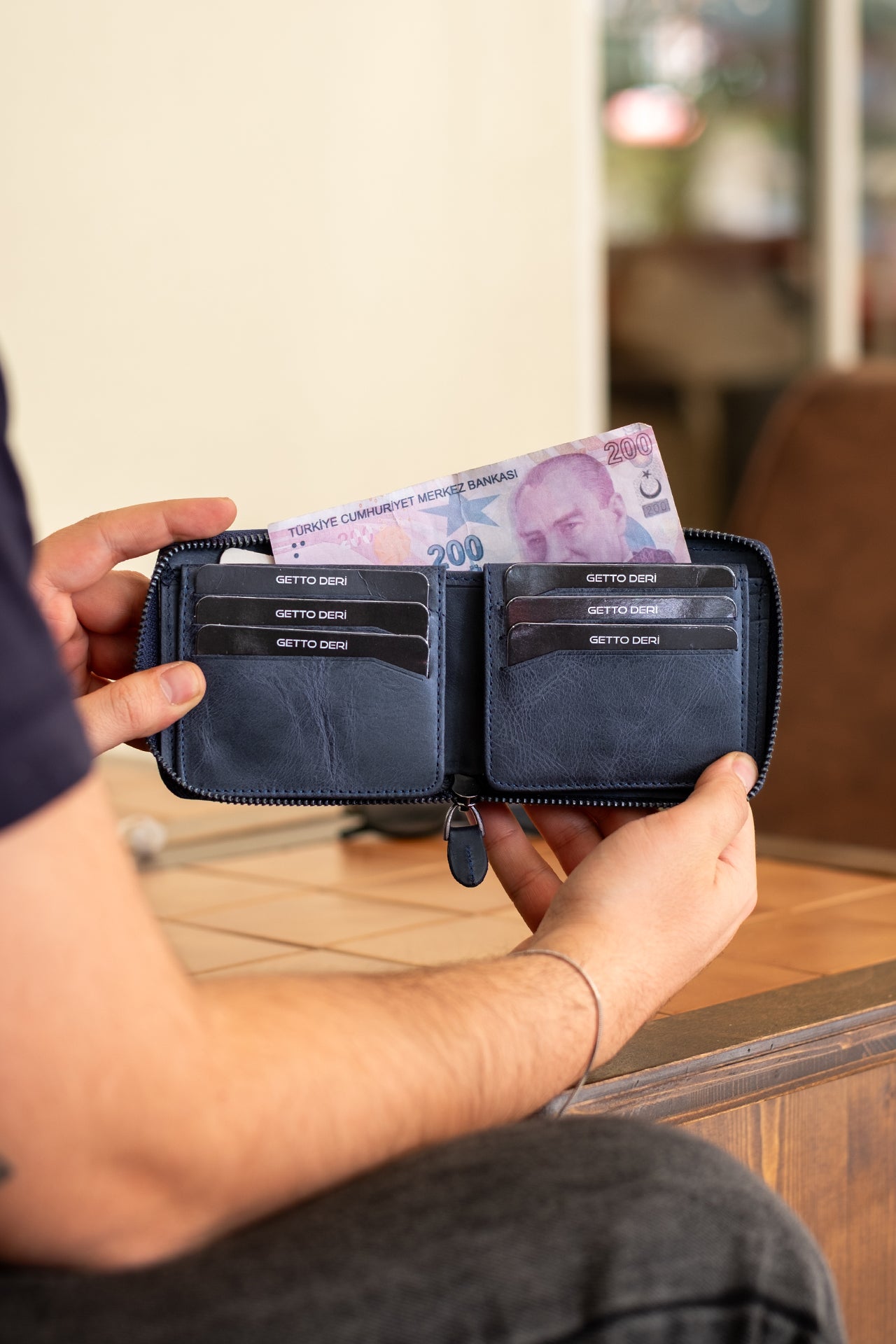 Mavi deri fermuarlı cüzdan, kart ve para bölümlü