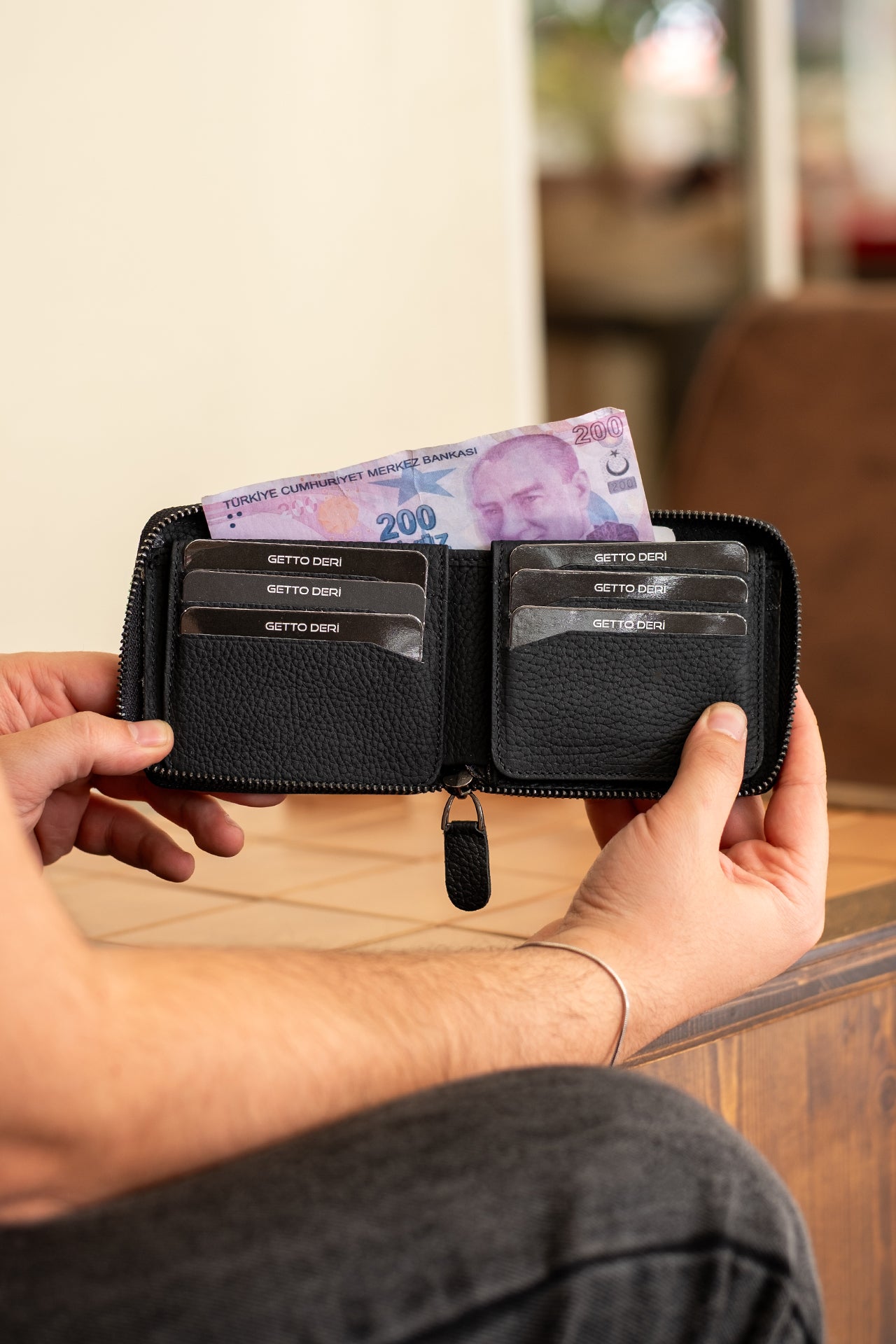 Siyah deri fermuarlı cüzdan, kart ve para bölmesiyle