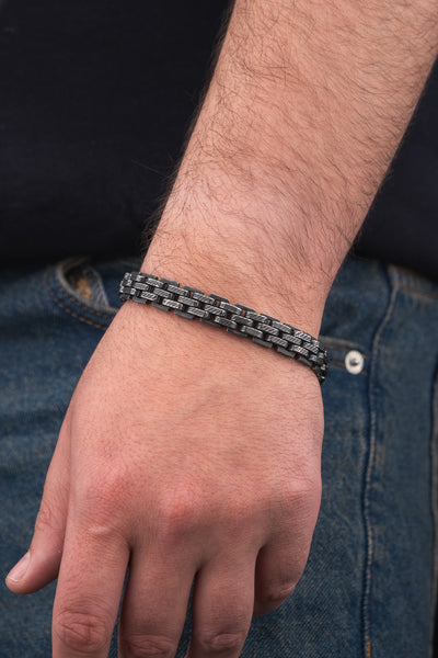 Siyah metal zincirli erkek bileklik, modern tasarım, kol üzerinde takılı