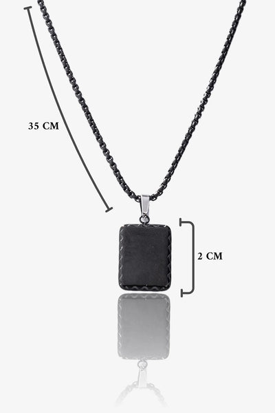Siyah deri kolye, 35 cm uzunlukta, 2 cm genişliğinde, metal zincirle