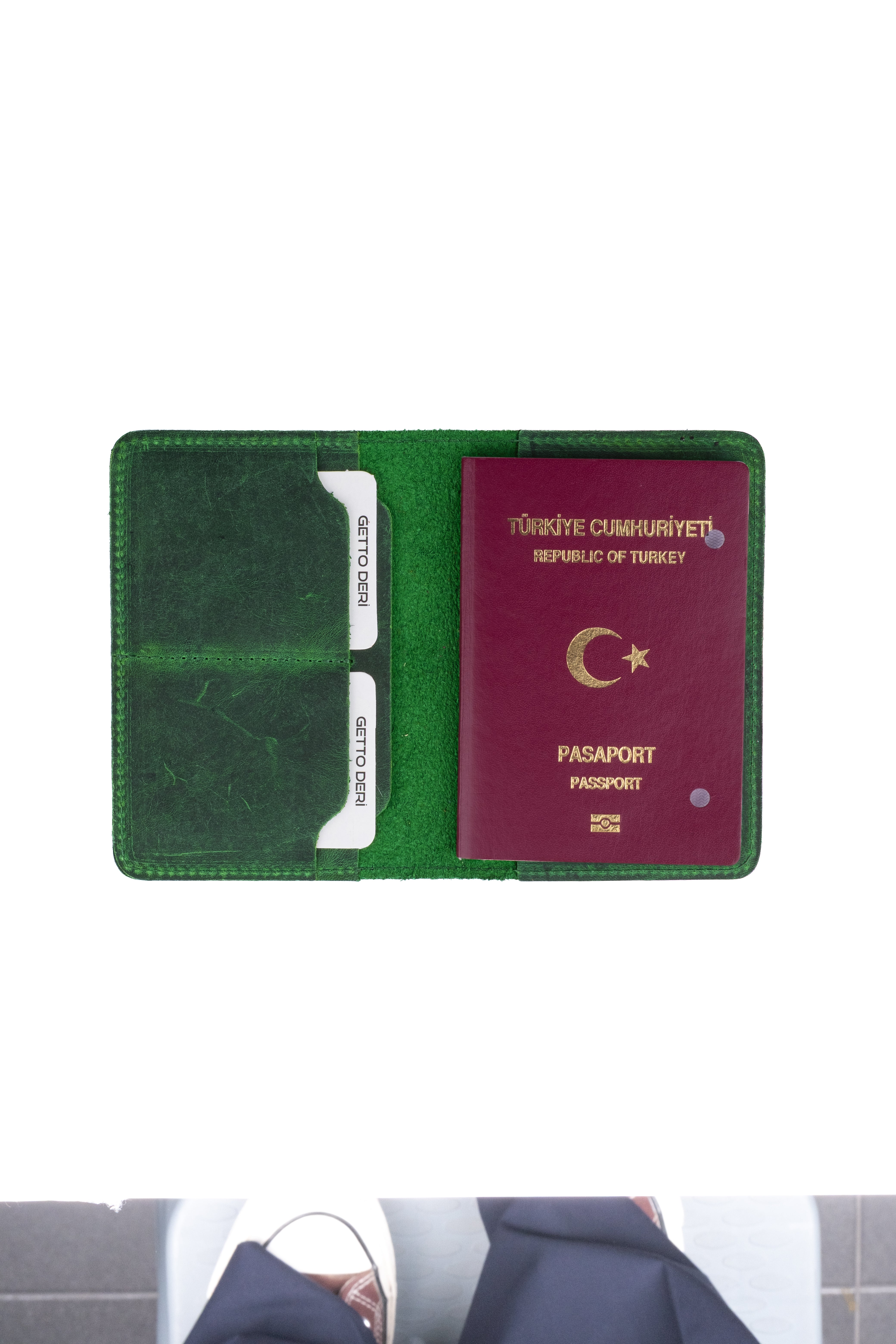 Yeşil deri pasaport kılıfı, kartlık ve pasaport içeren seyahat aksesuarı