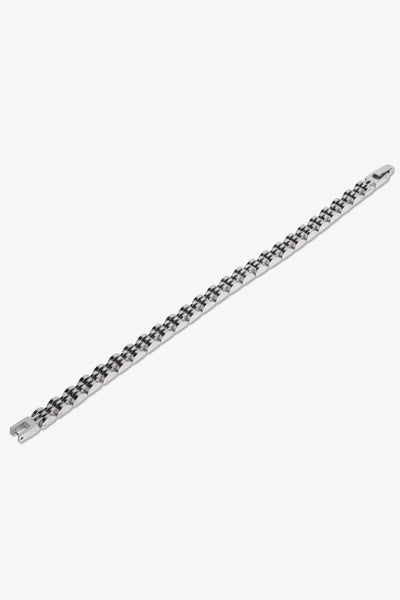 Gümüş renkli metal bileklik, modern tasarım ve parlak yüzey