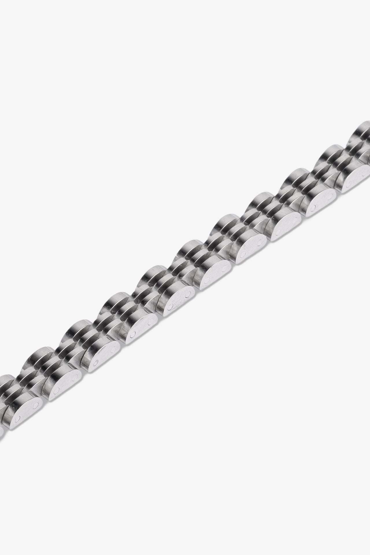 Gümüş renkli metal bileklik, modern tasarım, parlak yüzey