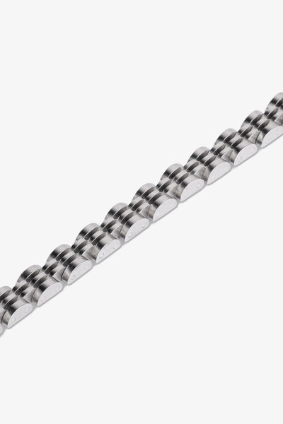Gümüş renkli metal bileklik, modern tasarım, parlak yüzey