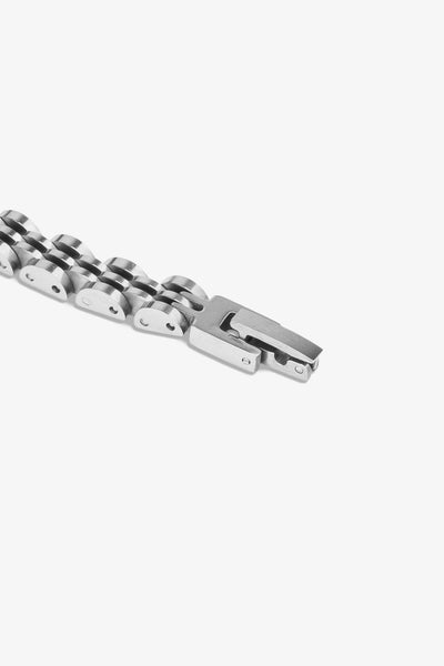 Gümüş renkli metal bileklik, modern tasarım ve sağlam kapanış detayı