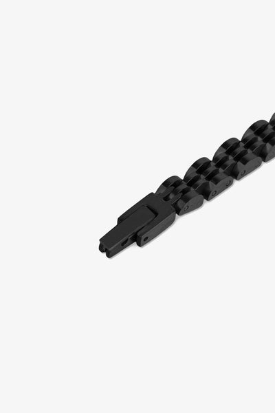 Siyah metal zincir kolye, modern tasarım ve paslanmaz çelik detaylı