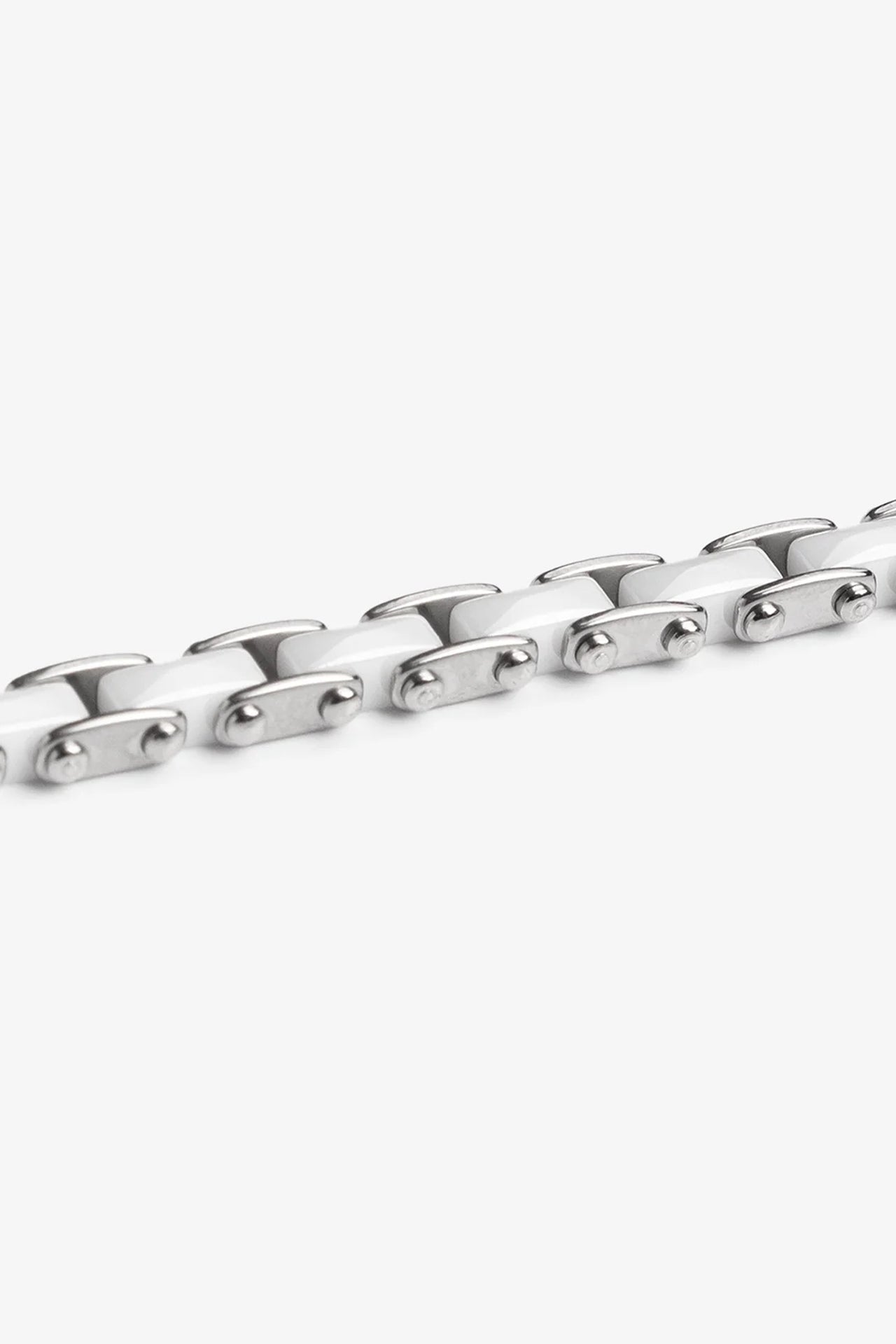 Beyaz ve gümüş renkli metal bileklik, modern tasarım detayları ile