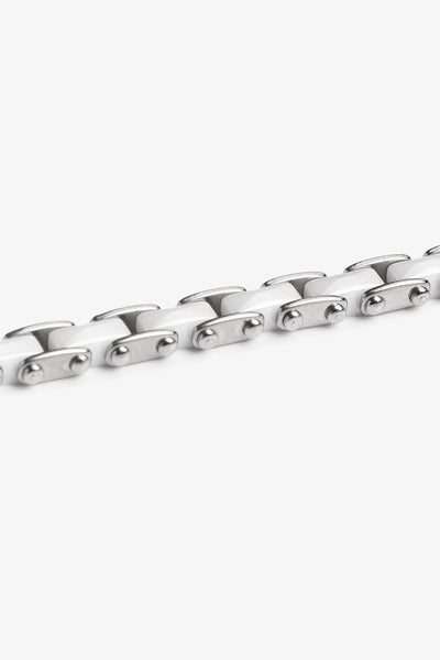 Beyaz ve gümüş renkli metal bileklik, modern tasarım detayları ile