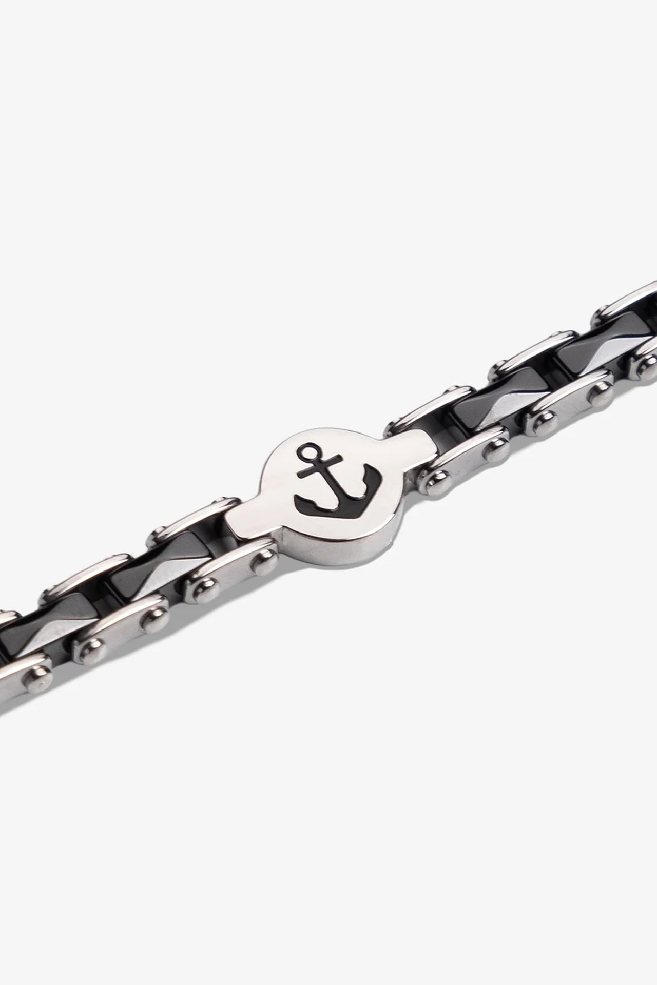 Siyah ve gümüş renkli, çapa desenli metal bileklik