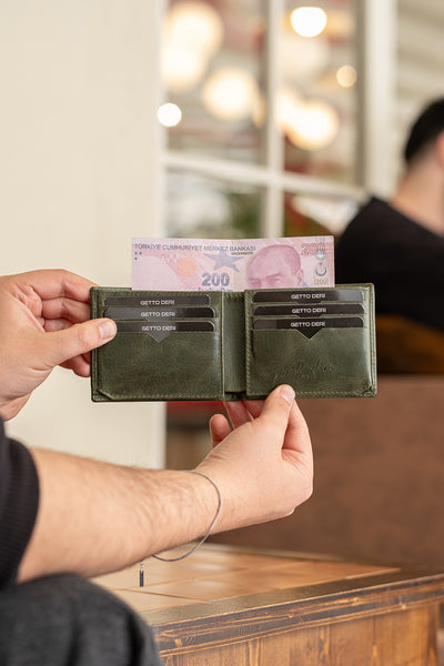 Yeşil deri cüzdan, kartlık ve para bölmesiyle erkekler için