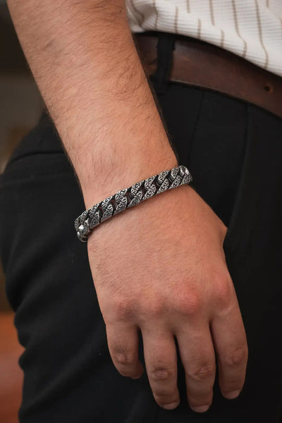 Gri tonlu, detaylı desenli metal erkek bileklik