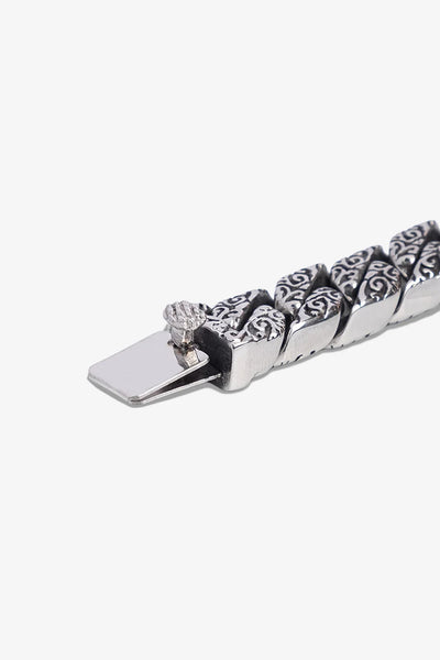 Gümüş rengi, desenli metal kartlık