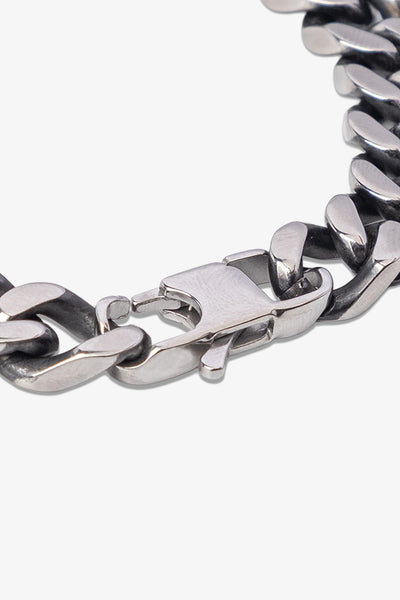 Gümüş renkli metal zincir kolye, kalın halkalar ve kilit detayı