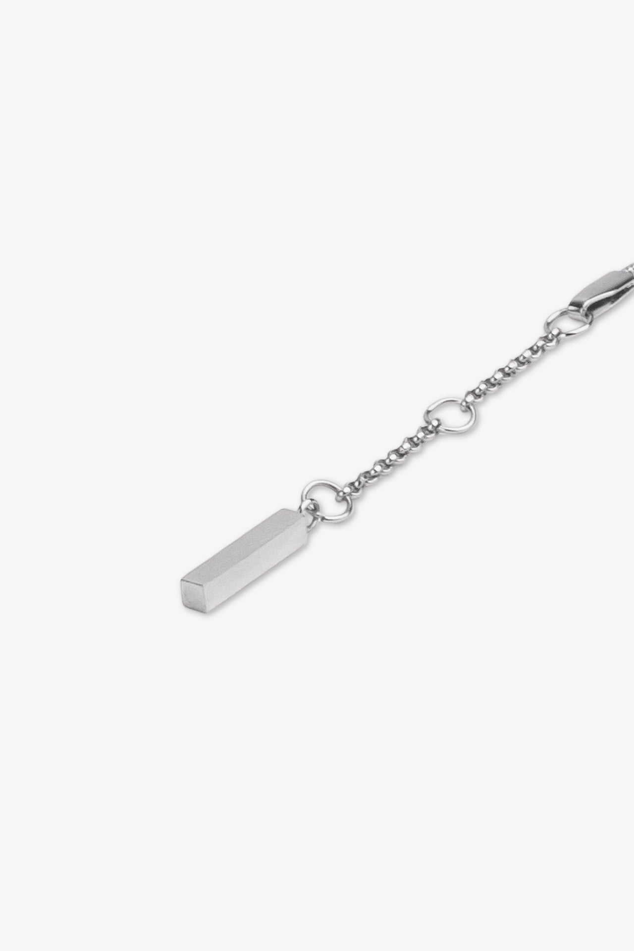 Gümüş renkli metal zincirli bileklik, dikdörtgen asma detaylı
