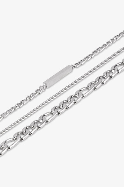 Gümüş renkli metal zincirler, farklı desenlerle stil ve zarafet sunar.