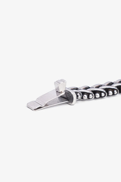 Gümüş renkli metal zincirli kravat tokası, detaylı bağlantılarla